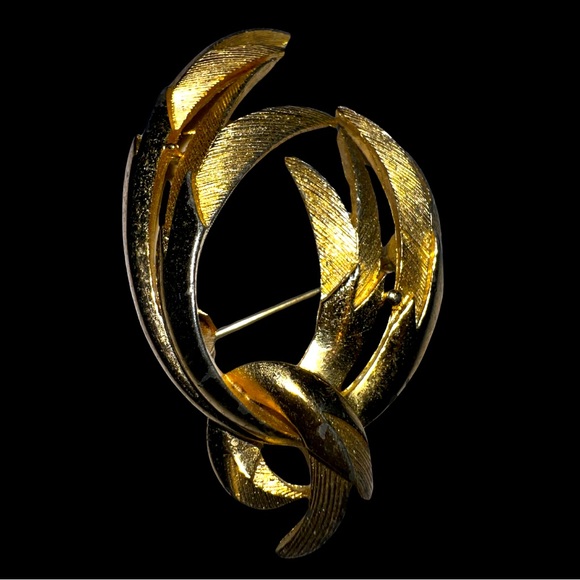 Golden Drift Brooch by Monet - Picture 1 of 3